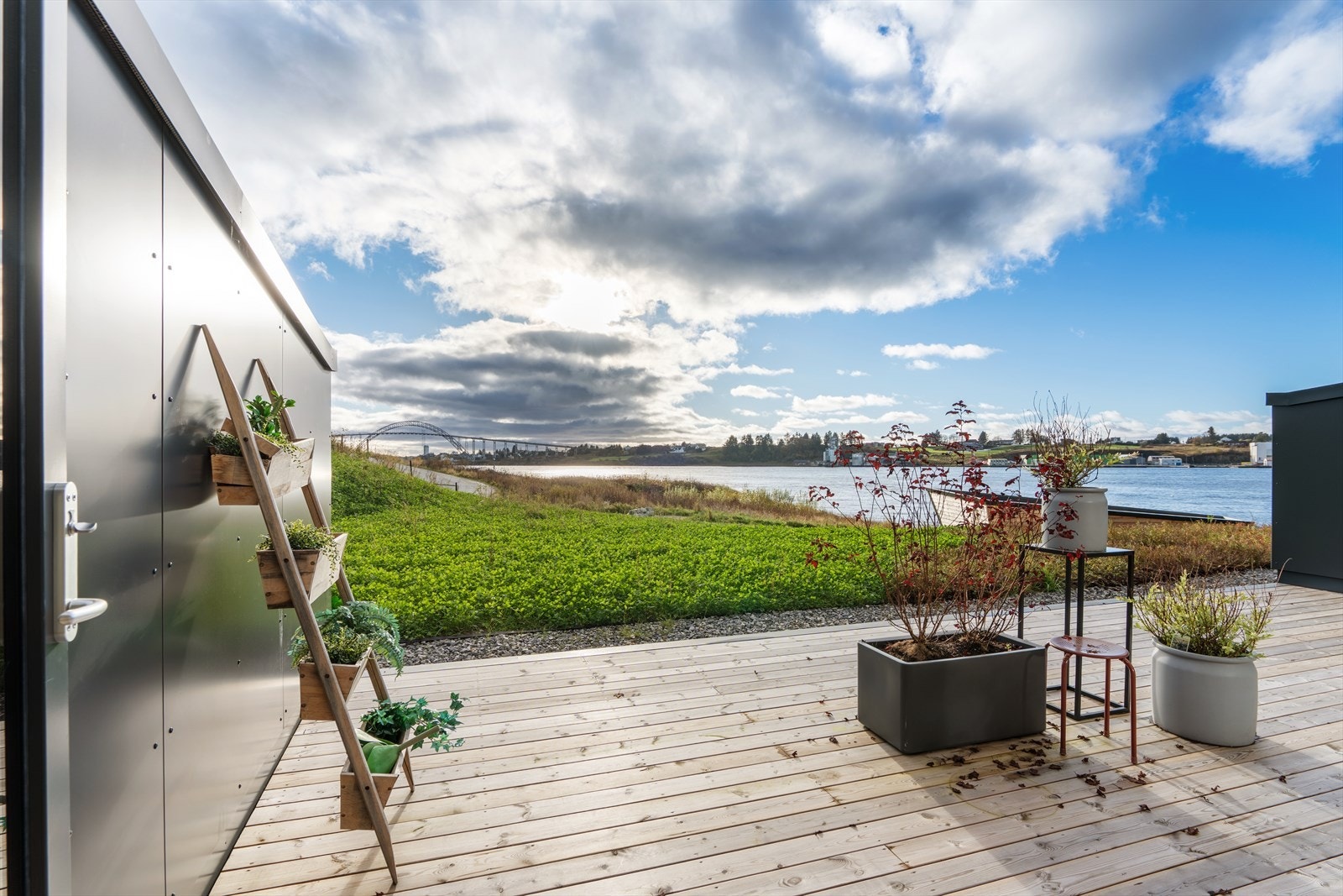 Solrik terrasse som fungerer som en naturlig forlengelse av oppholdsrommet - ideell for både avslapning og sosiale sammenkomster. Galleribilde