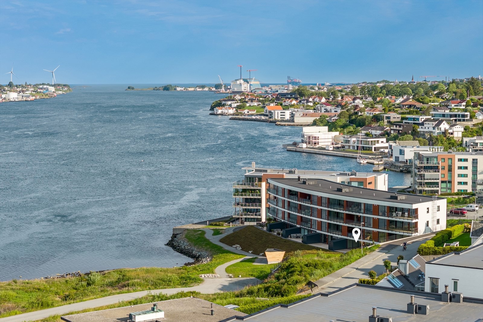 Leiligheten er en del av "Innseilingen", Haugesunds sydligste boligtomt, idyllisk plassert ved Karmsundet i Sakkestadvika, rett sør for Solsiden. Galleribilde