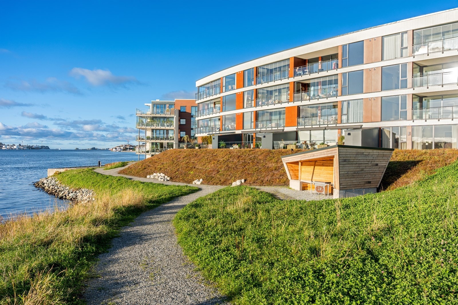 Pent opparbeidet tursti rundt leilighetskomplekset. Galleribilde