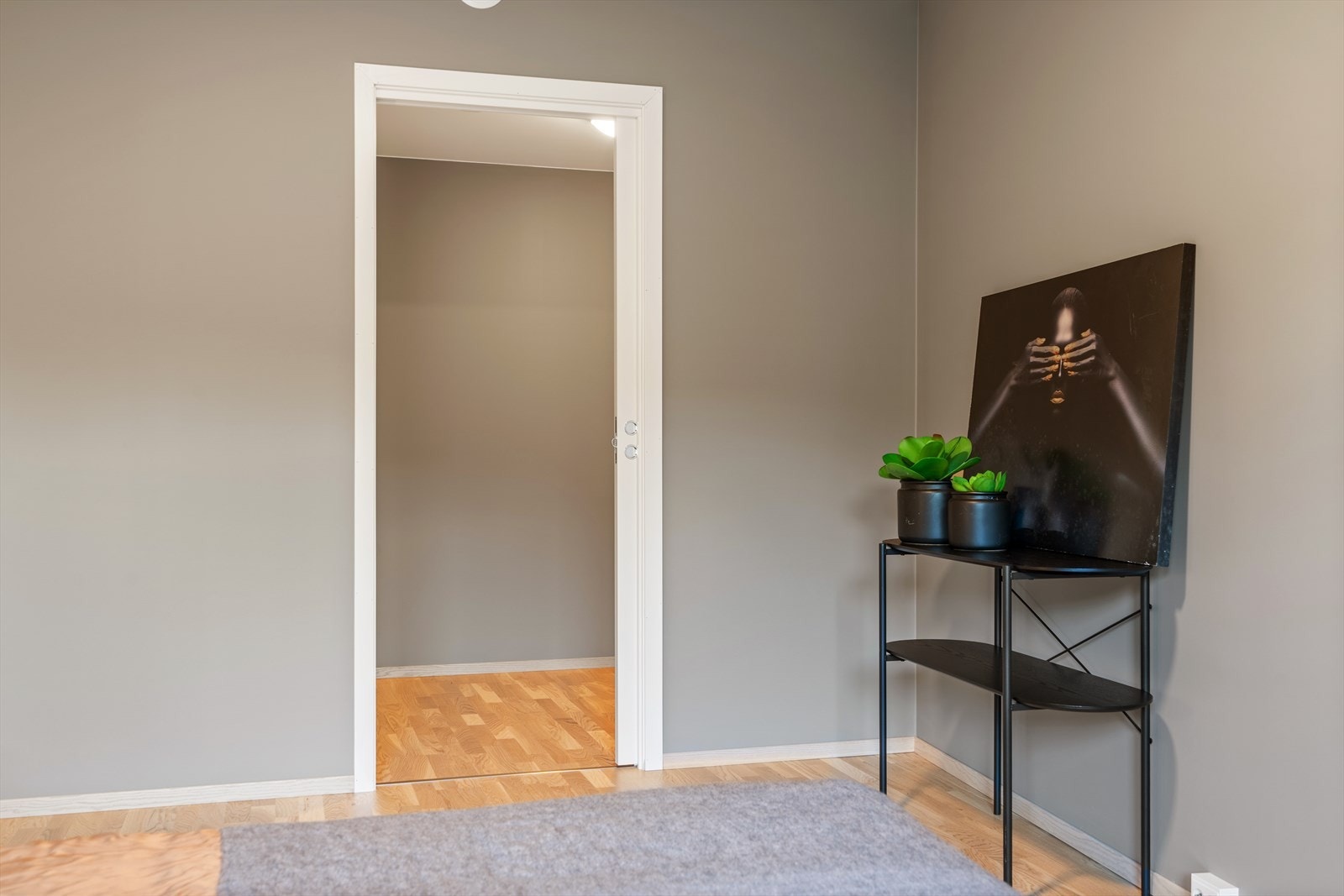 Romslig walk-in closet med plass til effektiv og oversiktlig oppbevaring. Galleribilde