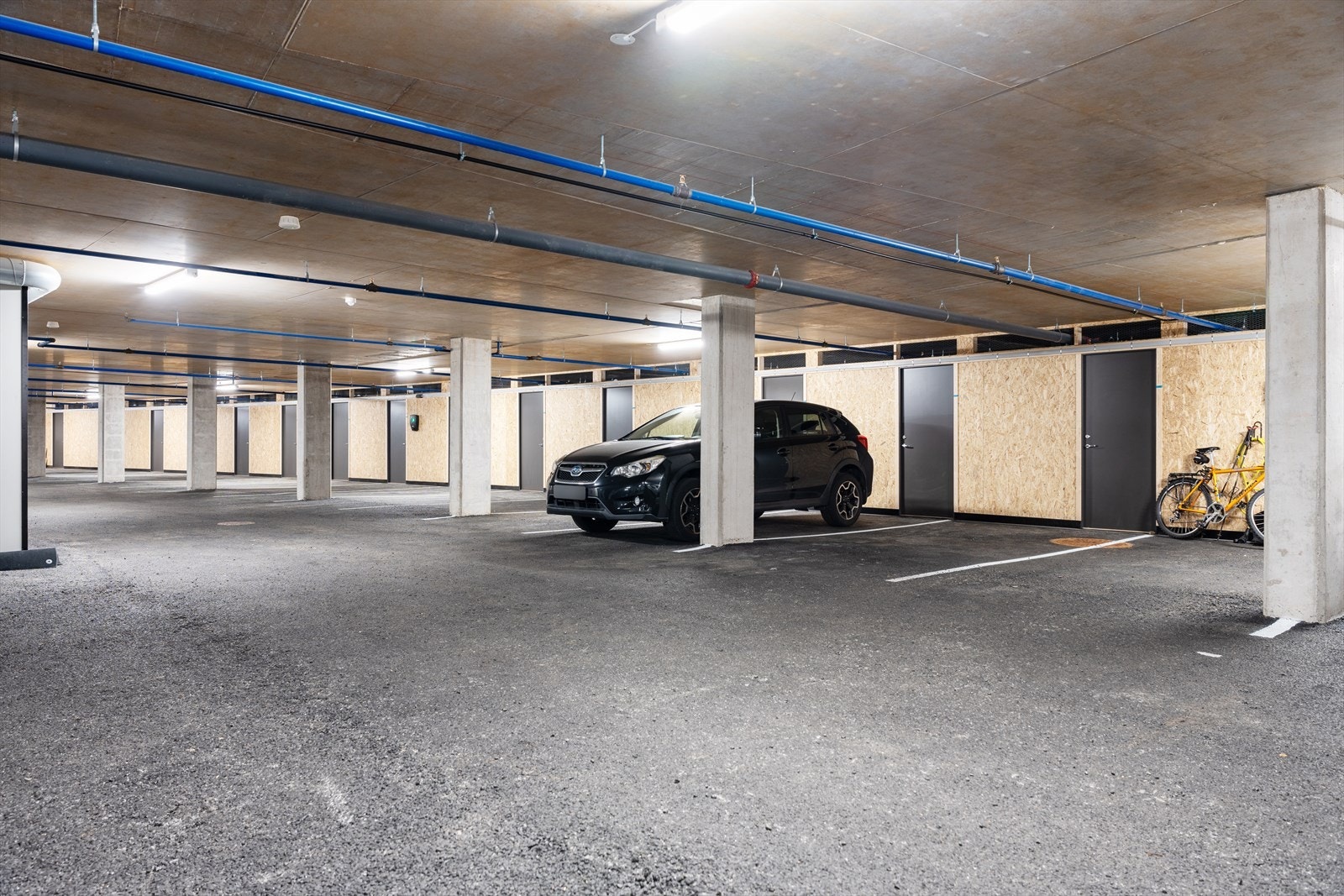 Det er tilhørende garasjeplass, samt sportsbod i felles anlegg. Galleribilde