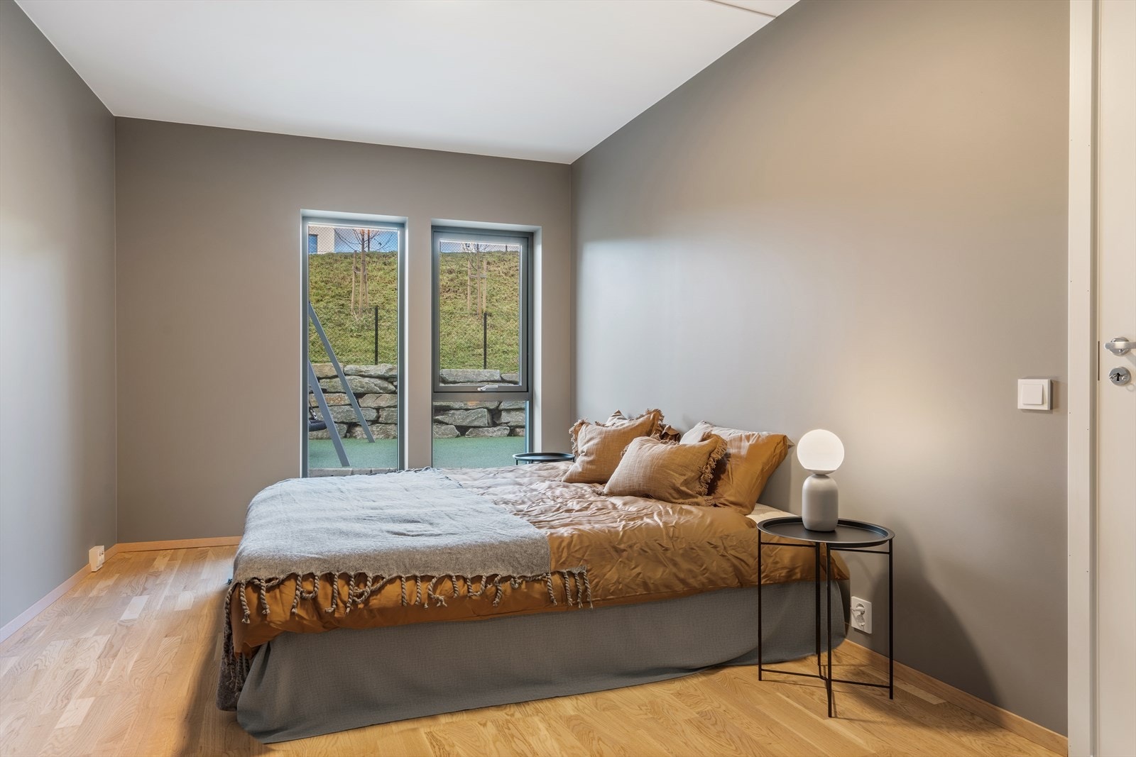 Fra hovedsoverommet er det direkte adkomst til et flott walk-in closet. Galleribilde