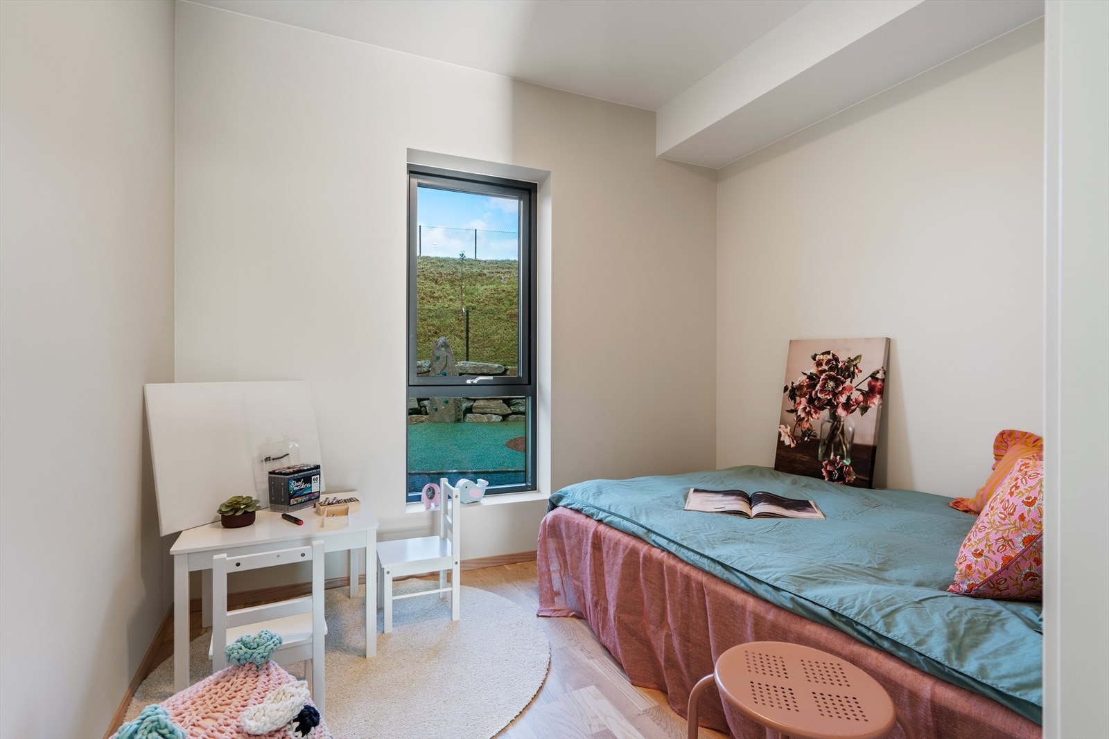 Leiligheten byr på to romslige soverom i behagelige fargetoner, begge med god plass og fleksible innredningsmuligheter. Galleribilde