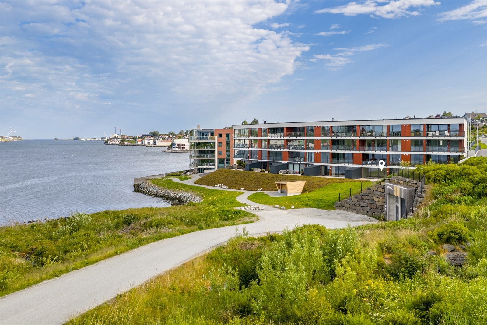 Leiligheten ligger sentralt plassert med kort avstand til både Haugesund sentrum og Oasen. Galleribilde