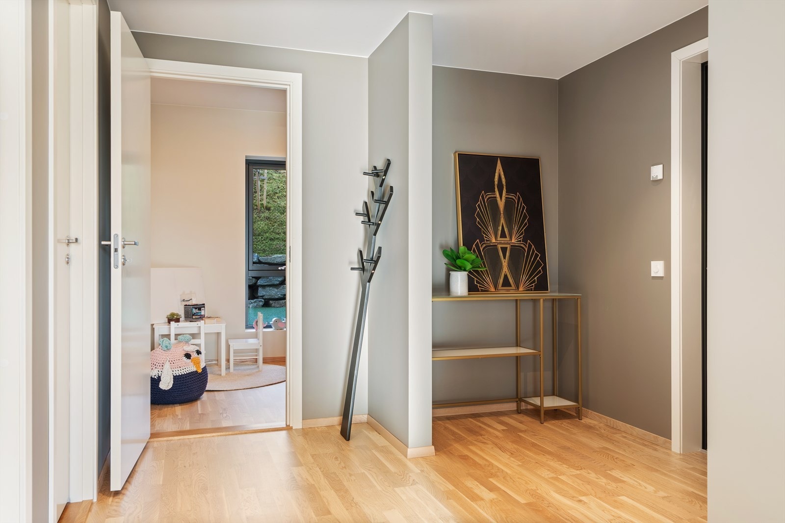 Lys og innbydende entré med plass til oppheng og oppbevaring av yttertøy. Galleribilde