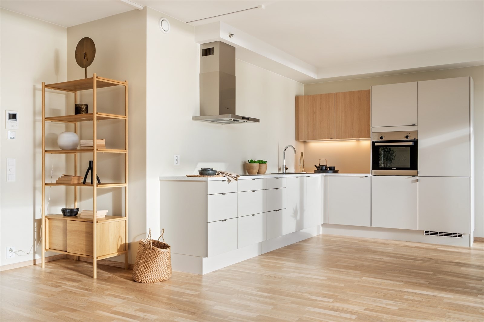 Innredningen er fra danske Designa med stilrene og glatte fronter samt benkeplate i laminat. Hvitevarer som komfyr, platetopp, kjøl/frys og oppvaskmaskin er integrert og følger med i handelen. Galleribilde