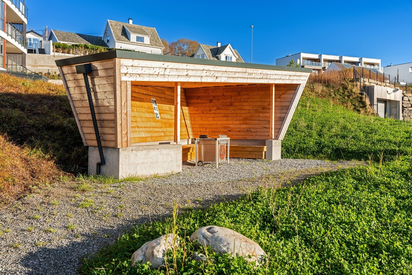 En hyggelig sitteplass ute, perfekt for å nyte frisk luft og den flotte utsikten. Galleribilde