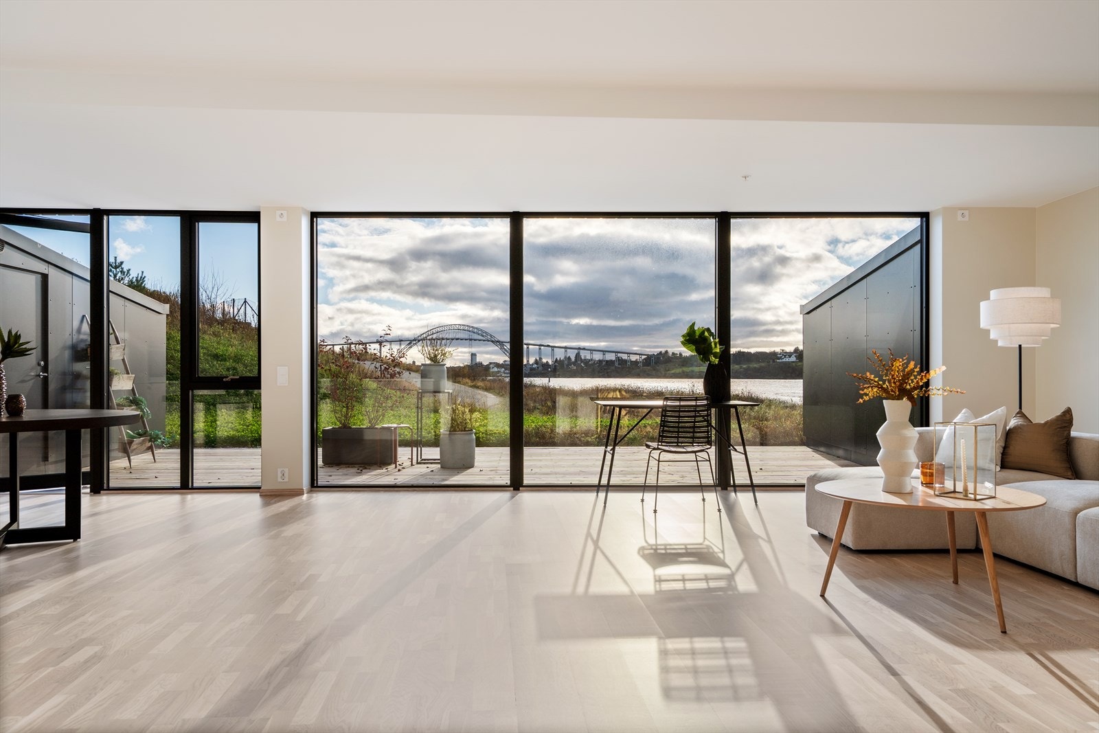 Fra stuen har man utgang til stor terrasse med nydelig utsikt til Karmsundet og gode solforhold. Galleribilde