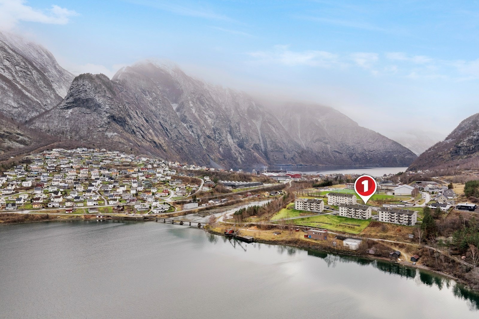 Leilegheita ligg i eit roleg område med kort veg til butikkar og servicetilbod. Her er og fleire gode turmoglegheiter i umiddelbar nærleik. Galleribilde