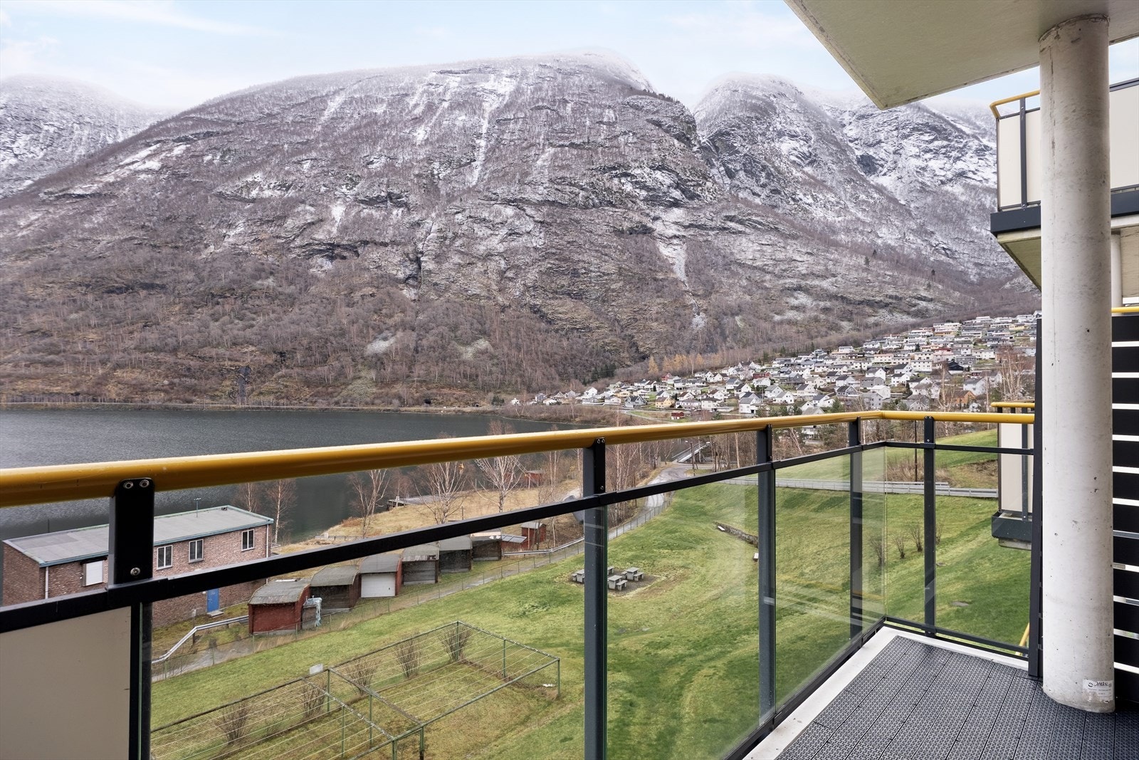 Frå stove er det tilkomst ut til overbyggd veranda med flott utsikt over Årdalsvatnet og fjella rundt samt gode solforhold. Galleribilde