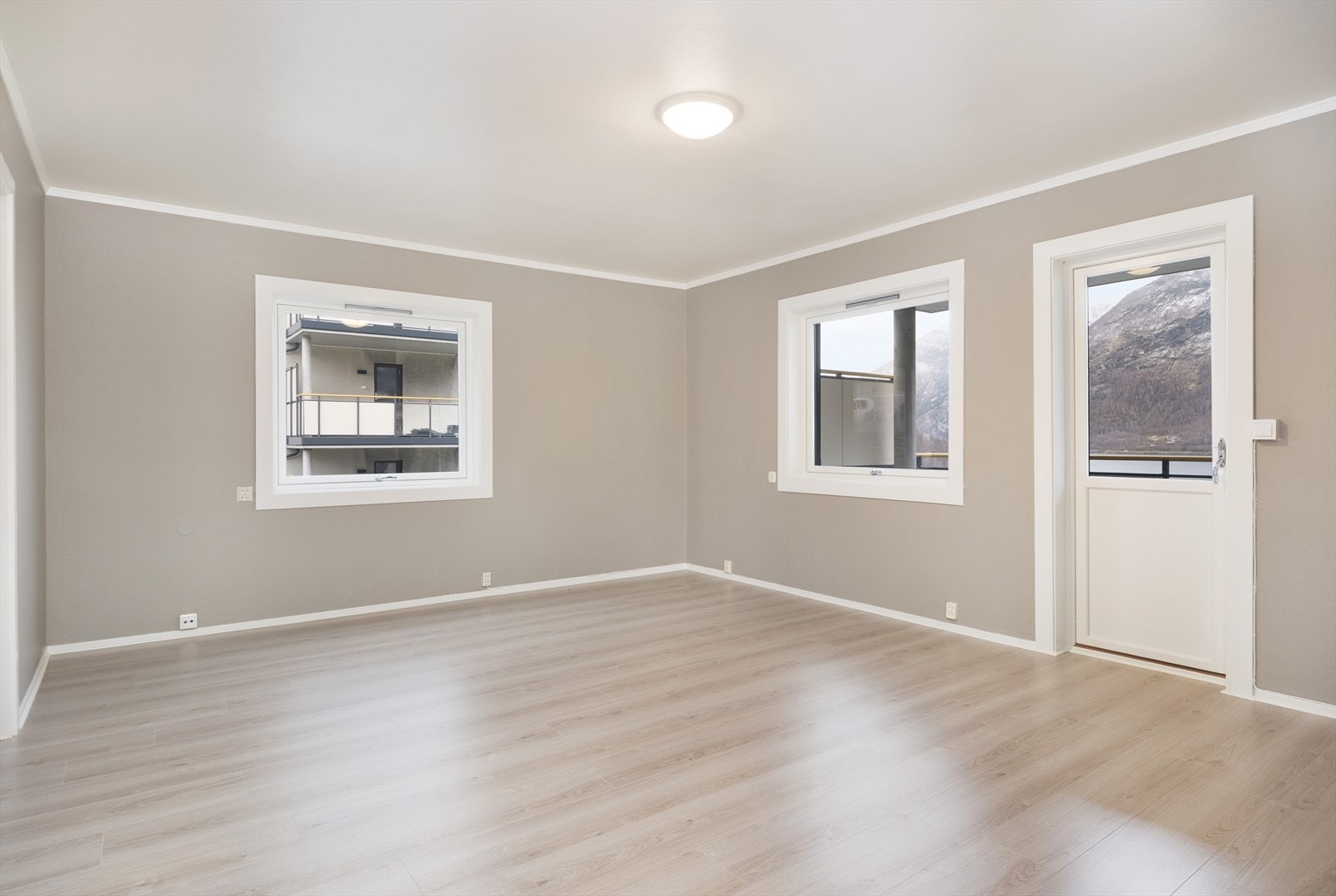 Ettersom at leilegheita er ei hjørneleilegheit får opphaldsrommet naturleg lysinslepp frå to sider. Galleribilde