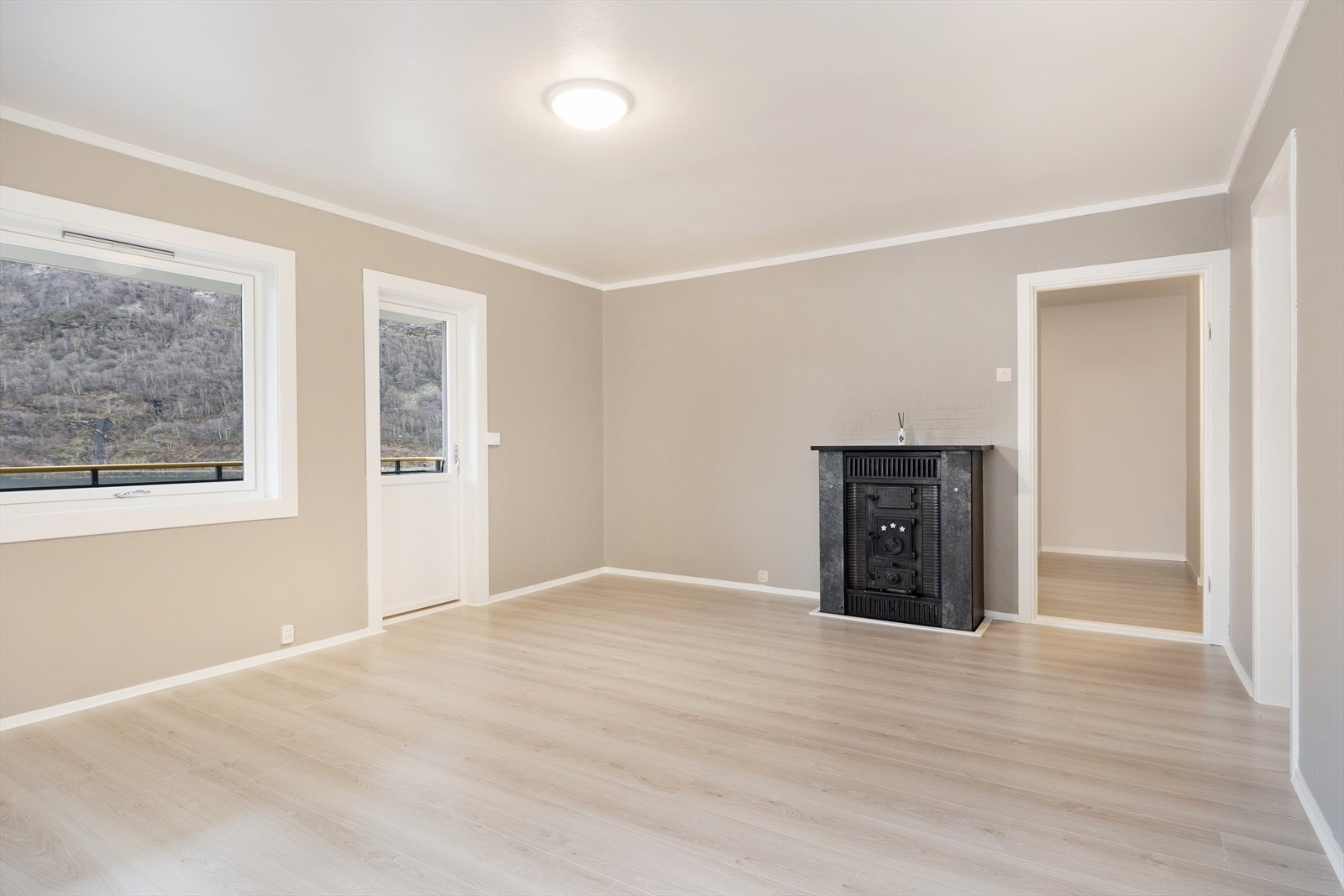 Romsleg stove med moglegheit for møblering av sofagruppe og spisebord. Sommaren 2025 vart tak og veggar i stove, entré og soverom måla i lyse tidsriktige fargar. Det vart og lagt nytt golv. Galleribilde