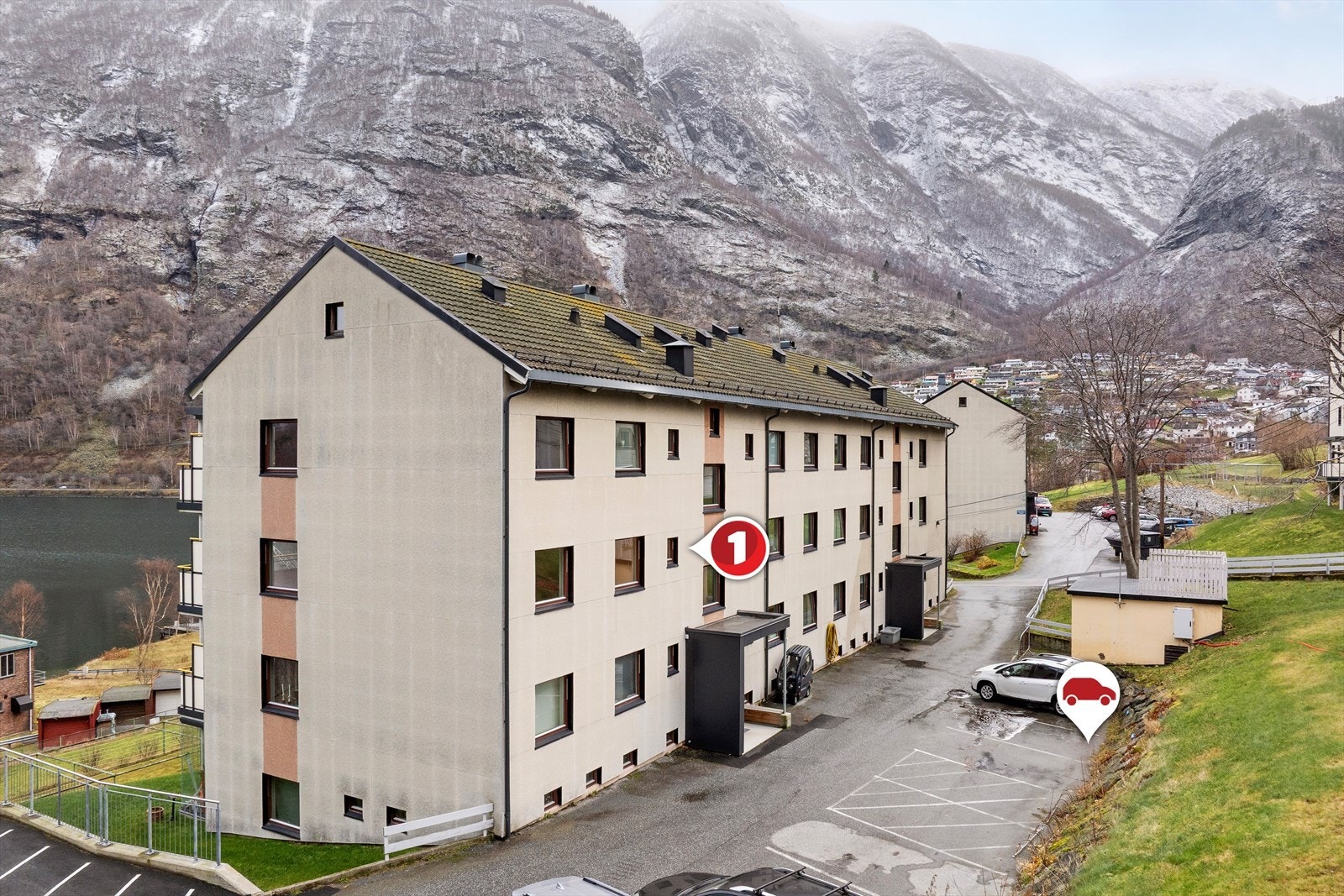 Med leilegheita følger det fast parkering i asfaltert tun. Burettslaget har og tilgang til el-bil ladarar. Galleribilde