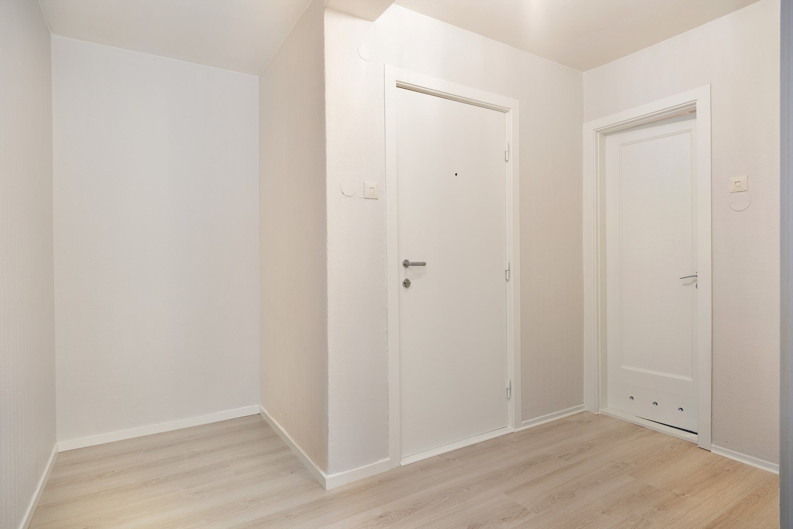 Velkommen inn! Lys og triveleg entrè med rom for å henge frå seg yttertøy og sette frå seg sko. Her kan ein innreie med garderobeskap og anna ønskja innreiing. Galleribilde