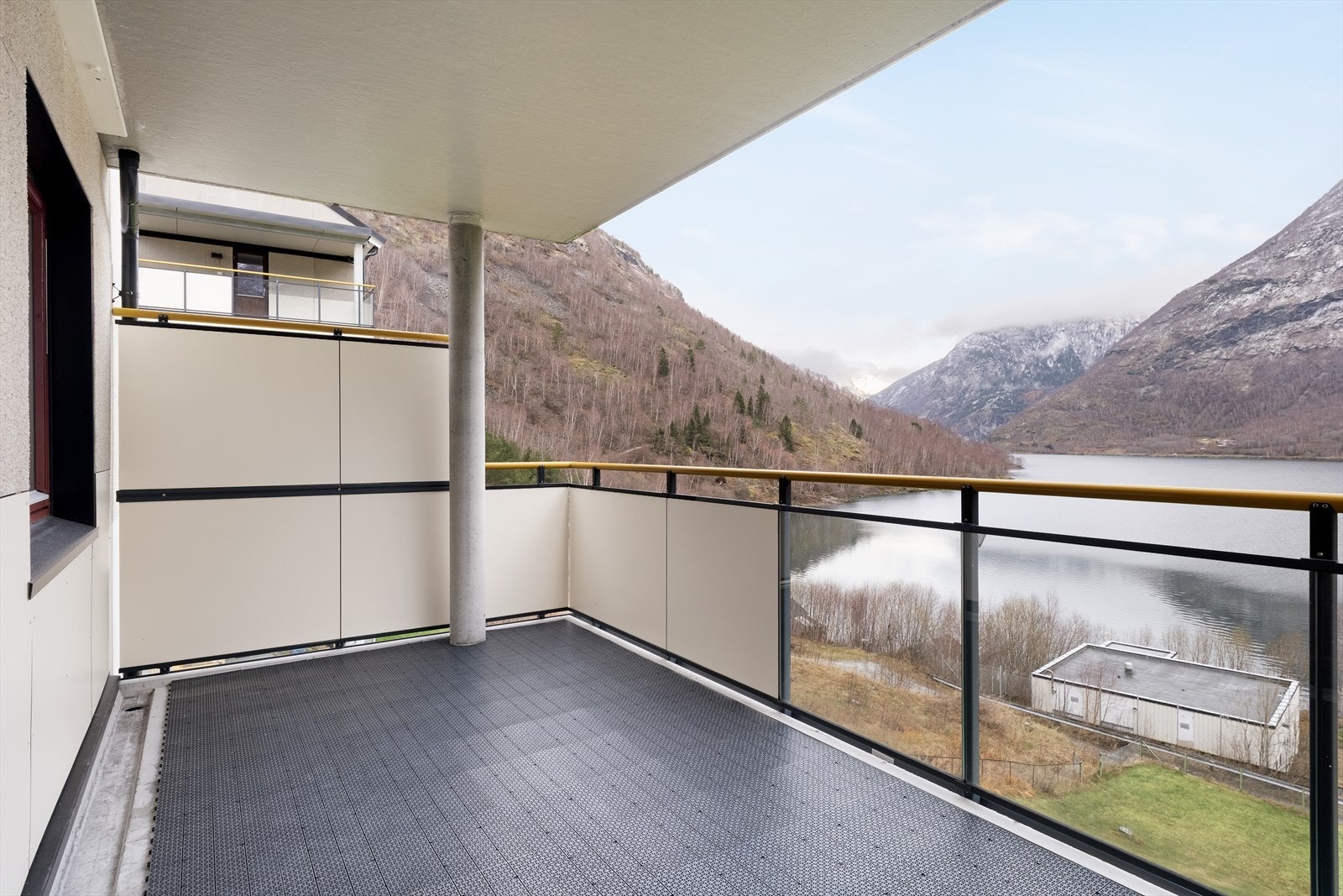 Verandaen er på 12 kvm og byr på gode møbleringsmoglegheiter. Galleribilde