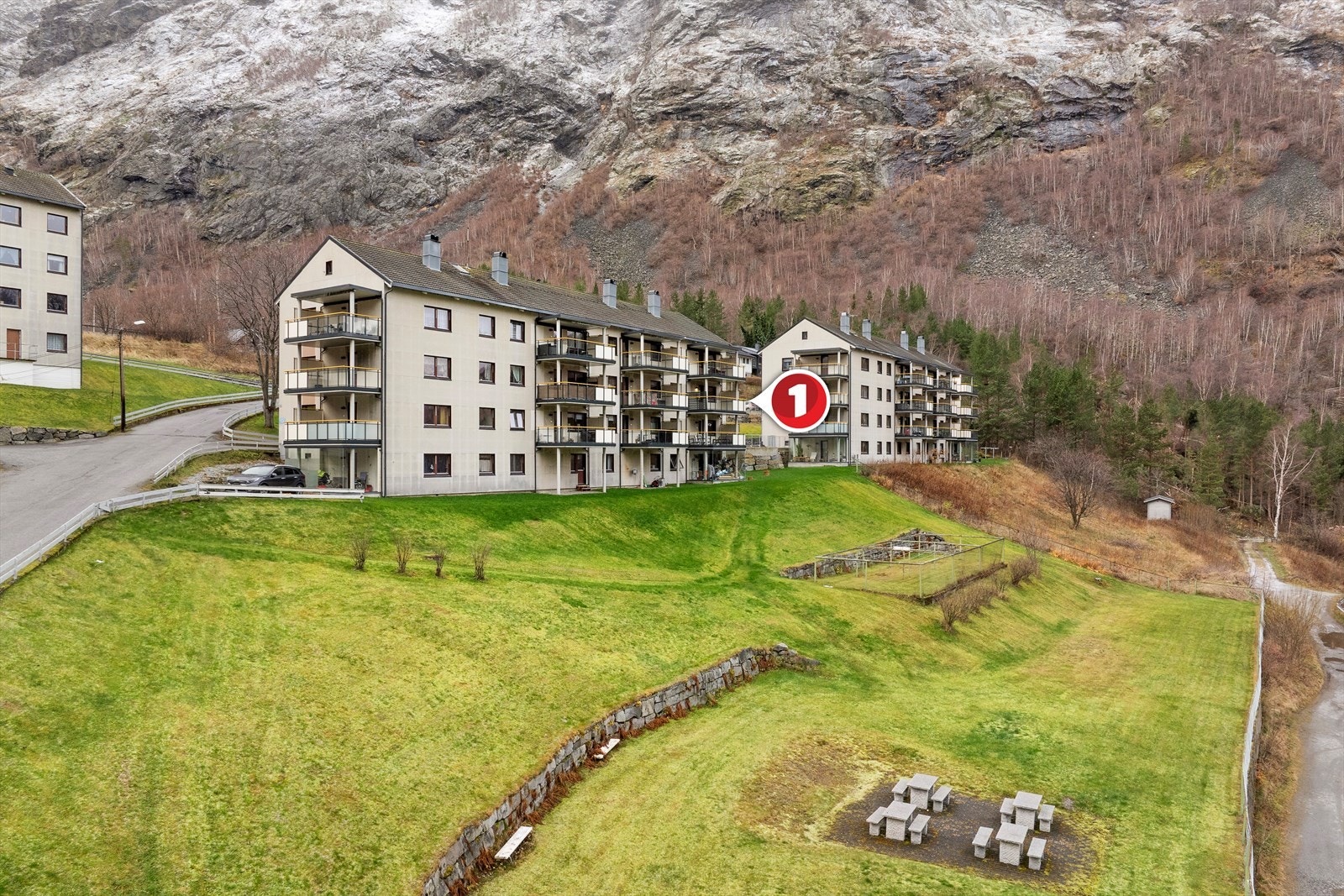 Leilegheita er ei endeleilegheit og er plassert i byggets 2. etasje. Rundt bygget er det fint opparbeida med plen, busker og benker. Galleribilde