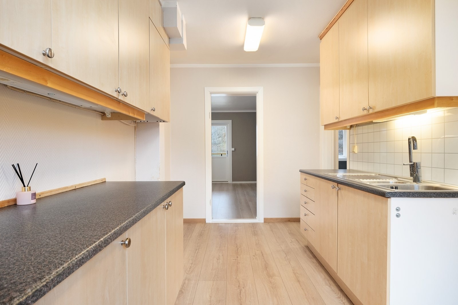 Kjøken med glatte frontar og benkeplate av laminat. Galleribilde