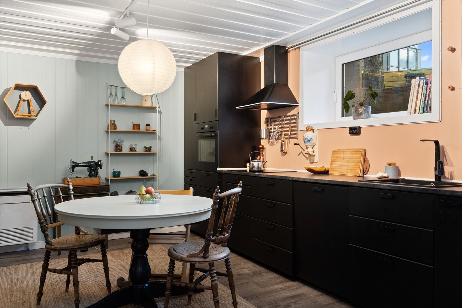 Kjøkkeninnredningen har integrert komfyr, platetopp og oppvaskmaskin. Galleribilde