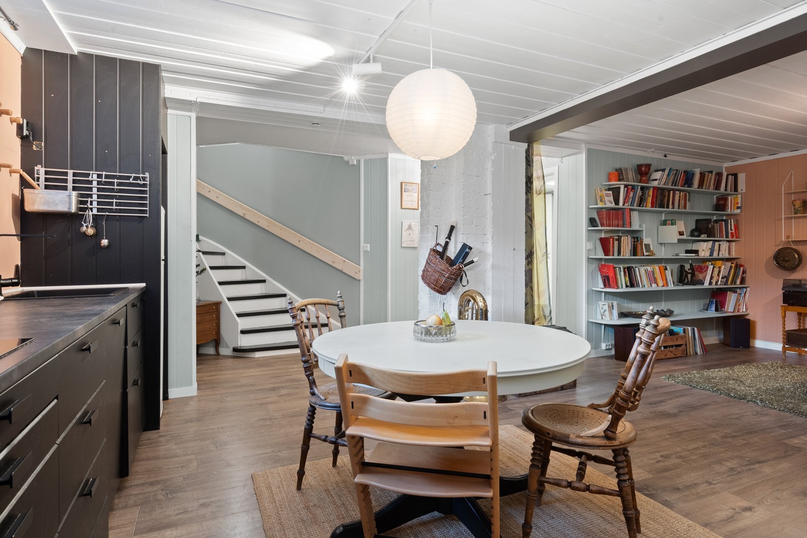 En intern trapp forbinder de to etasjene og skaper en naturlig sammenheng i boligen. Galleribilde