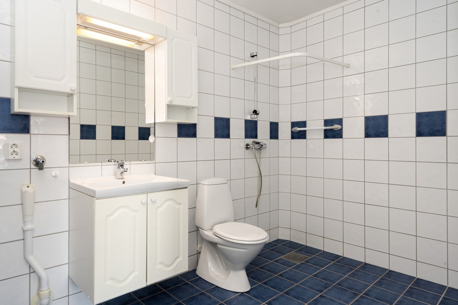 Flislagte vegger og gulv med elektriske varmekabler gir en solid våtromsløsning. Mekanisk avtrekk sikrer god ventilasjon i rommet. Galleribilde