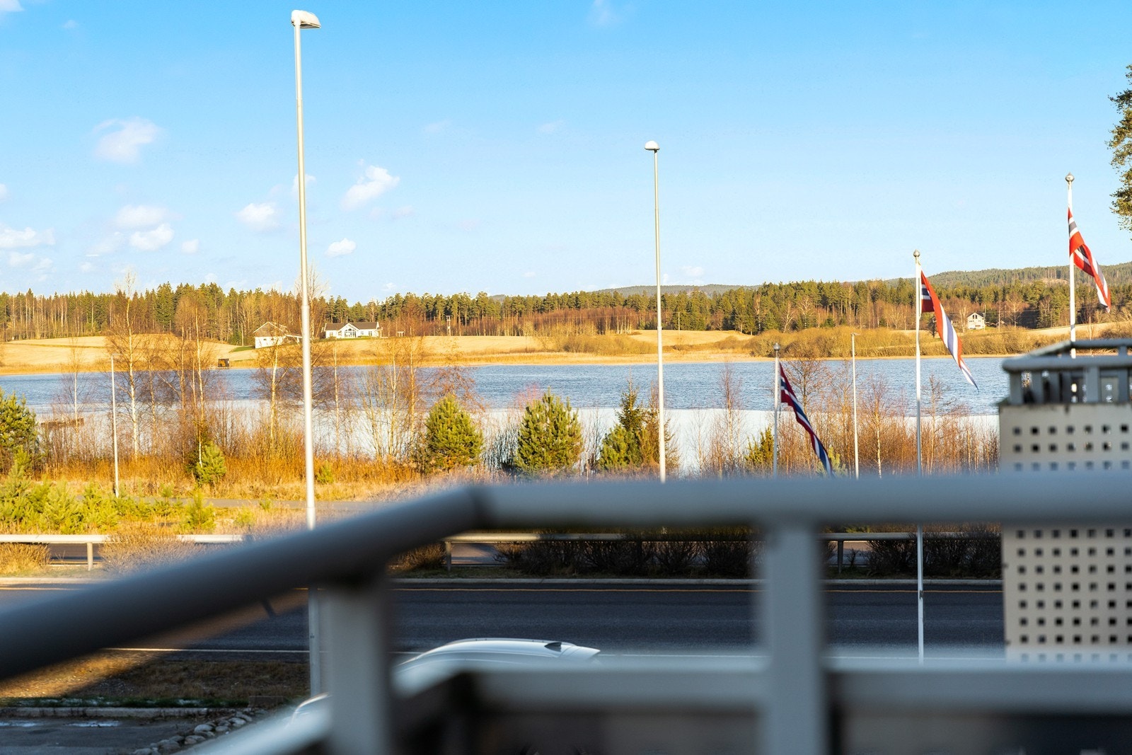 Utsikt mot vannet fra balkongen gir en naturskjønn opplevelse. Galleribilde