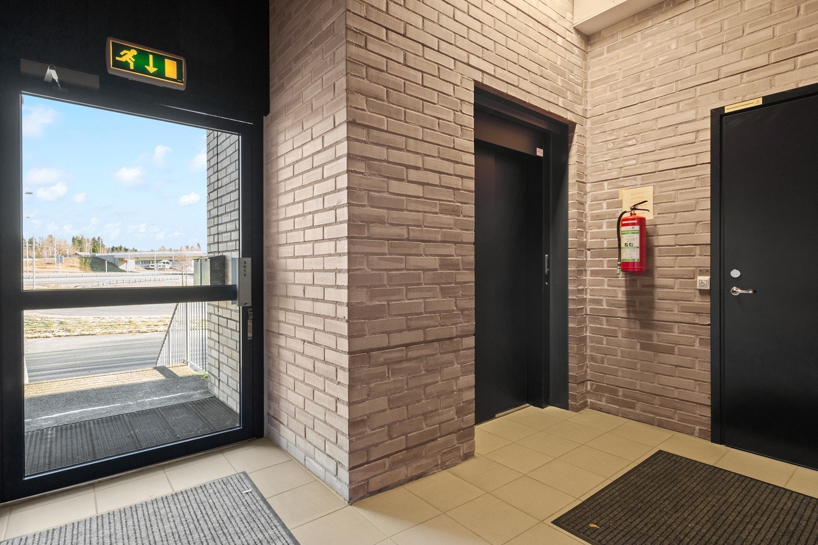 Direkte utgang til uteområde fra felles gang. Galleribilde