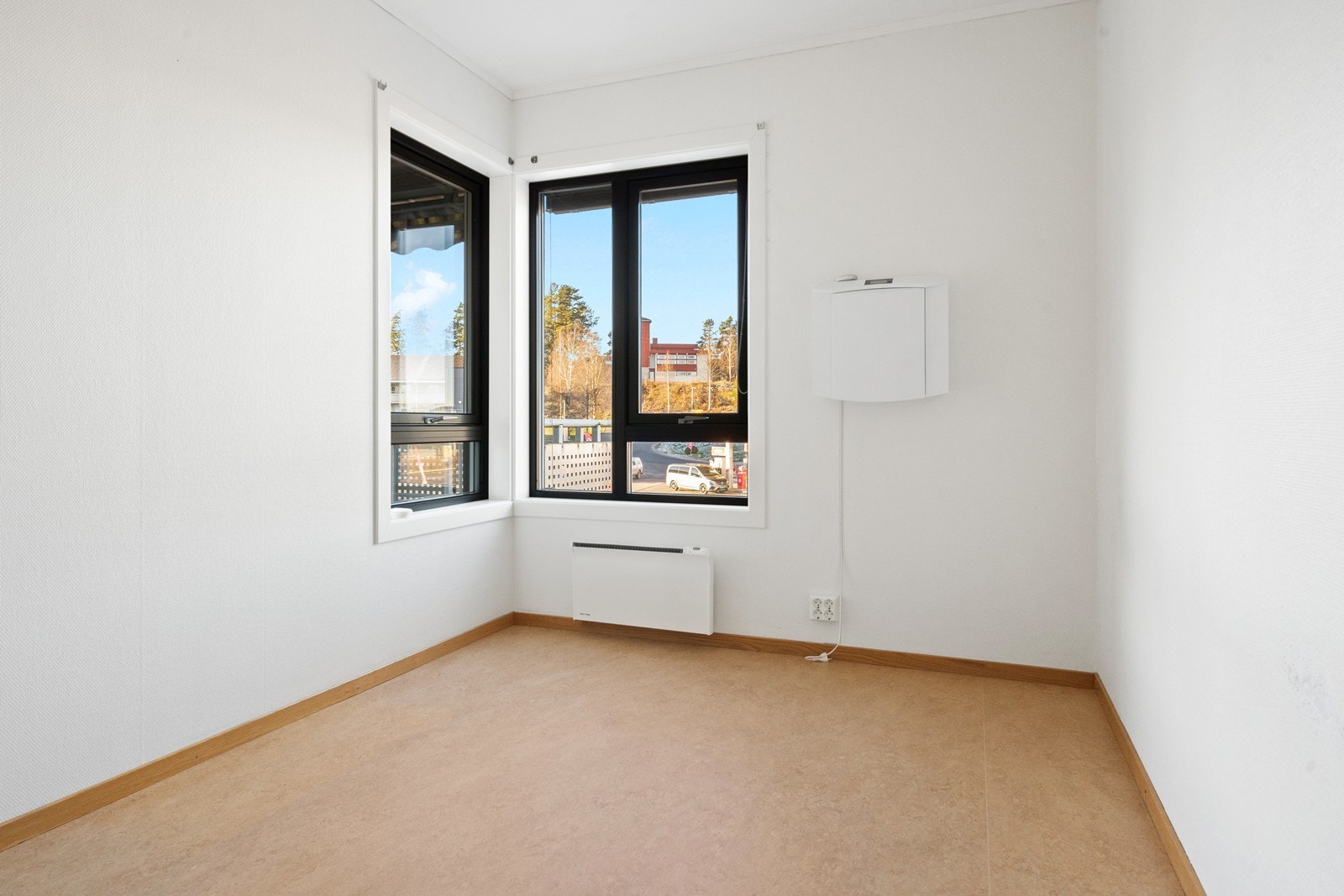 Store vinduer slipper inn naturlig lys på soverommet. Galleribilde