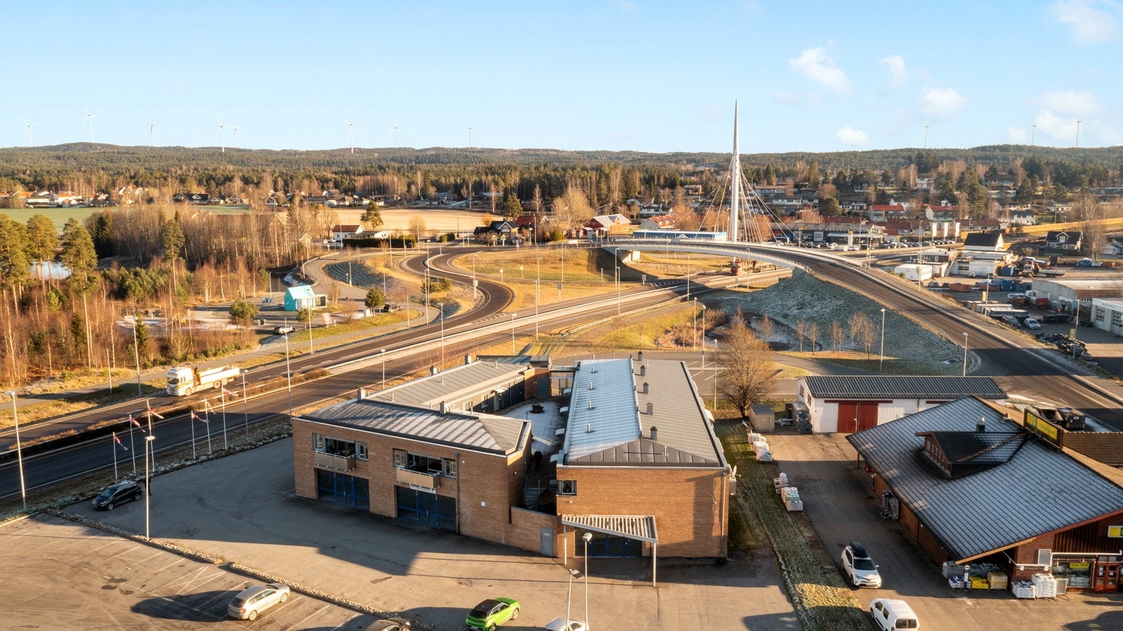 Utsikt mot nærområdet viser god tilgang til veiforbindelser og lokal infrastruktur. Galleribilde