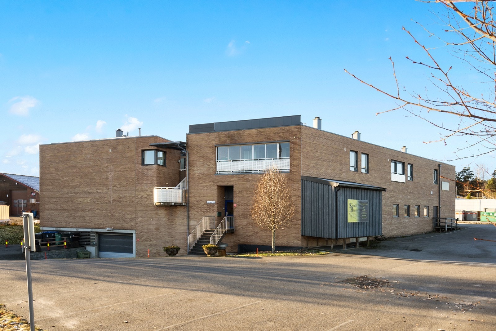 Fasaden er oppført med teglstein, og bygningen inkluderer garasjeplass i felles parkeringsareal i kjeller (kilde: tilstandsrapport). Galleribilde