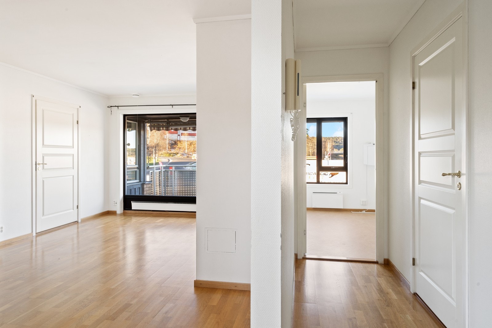 Store vinduer gir godt med naturlig lys i oppholdsrommet. Galleribilde