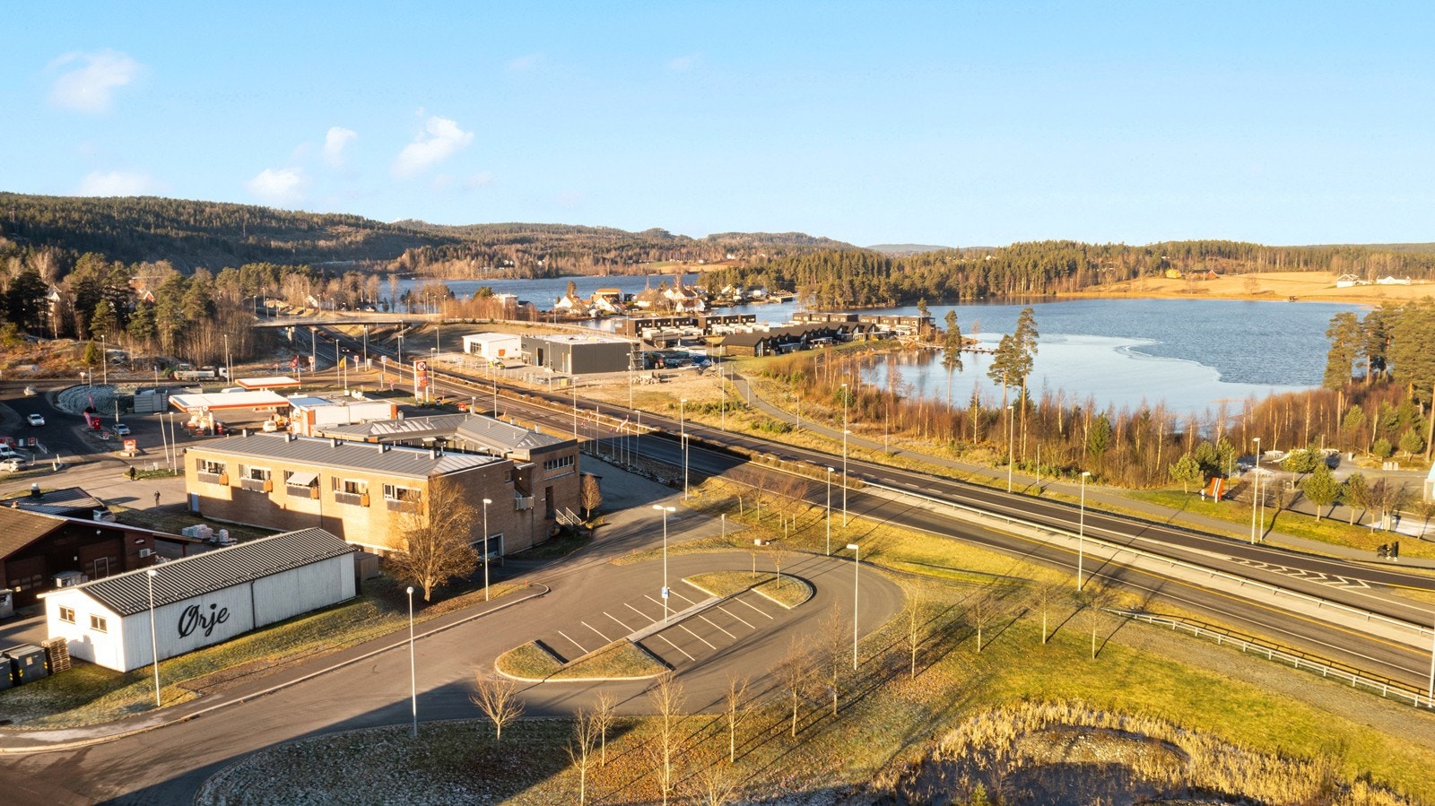 Nærhet til vann gir naturskjønne omgivelser og tilgang til rekreasjonsmuligheter. Galleribilde