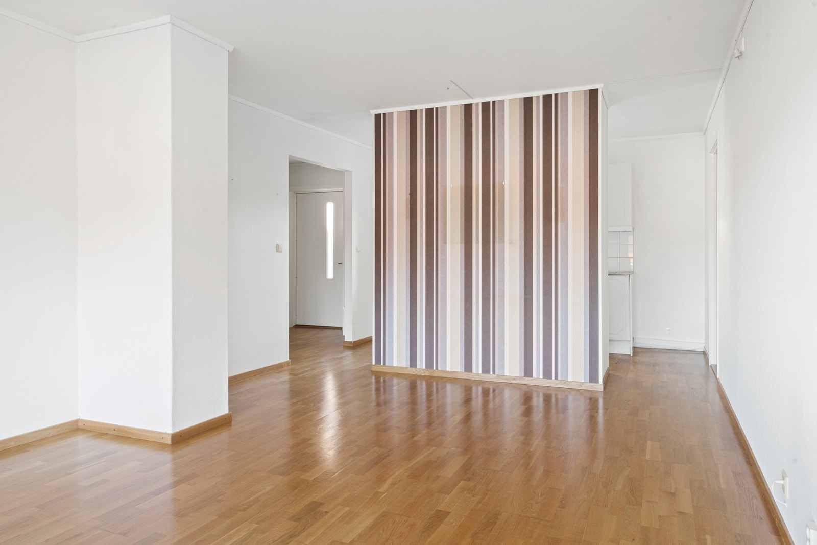 Parkettgulv gir et solid underlag i stue og kjøkkenområde. Galleribilde