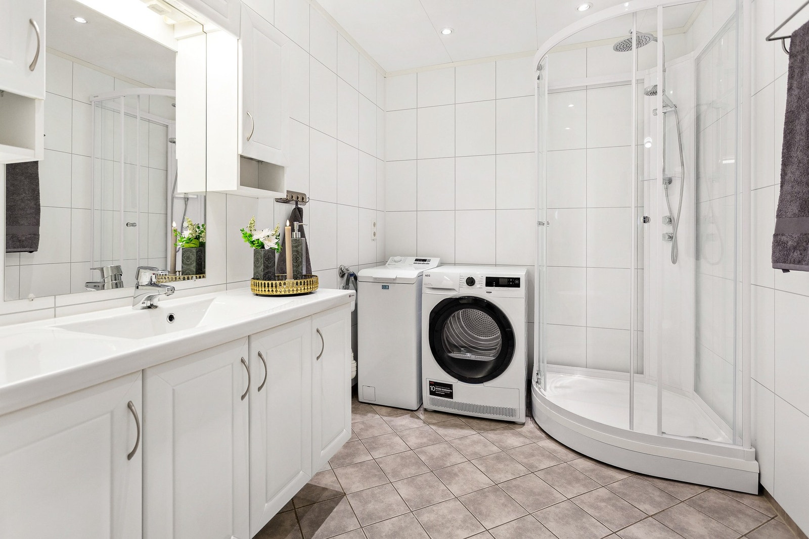 Bad - 5,5 kvm. Flislagt gulv med varmekabler. Downlights i tak. Galleribilde