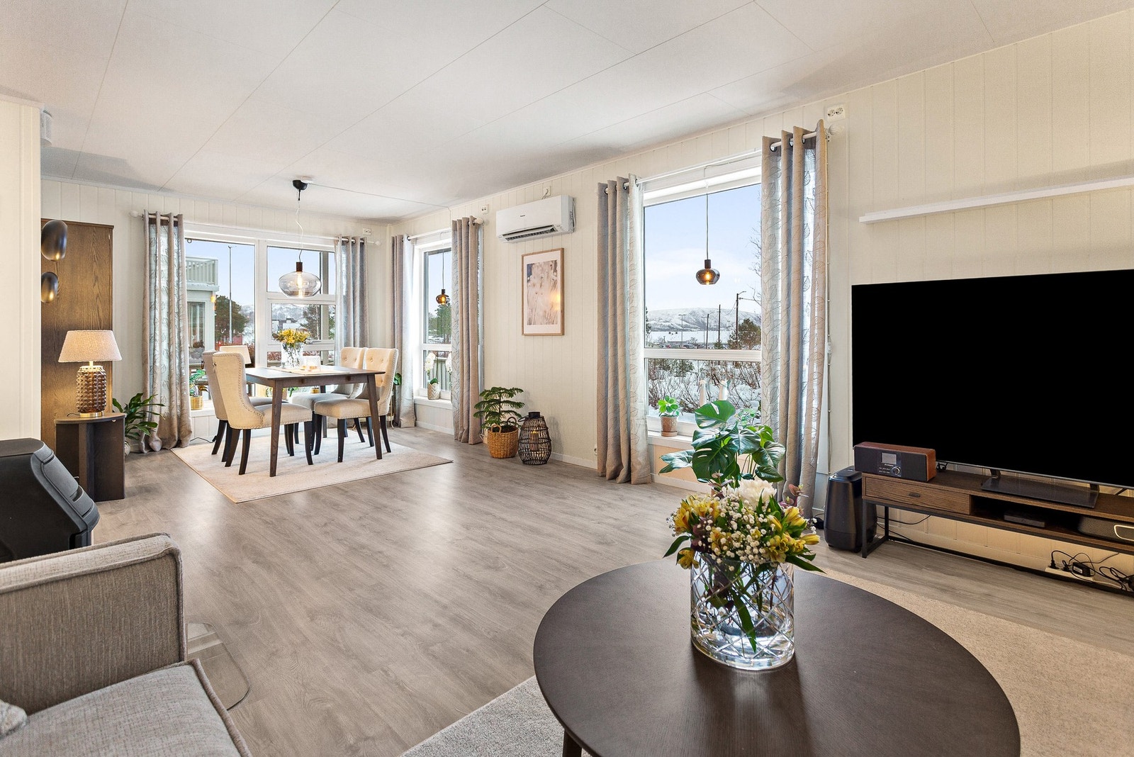 Romslig stue på 33 kvm. Generøse vindu sørger for gode dagslysforhold inn i leiligheten! Galleribilde