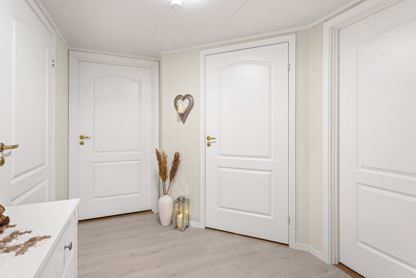 Gang - 5 kvm. Dør inn til to soverom, teknisk rom og bad Galleribilde