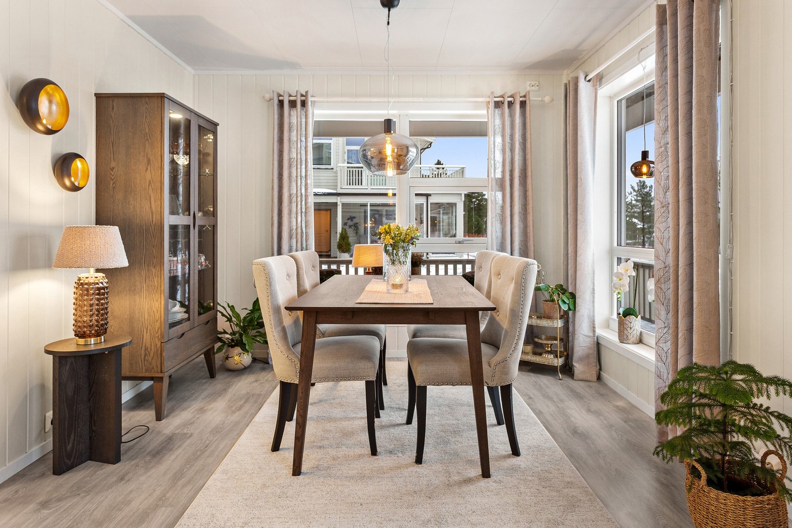 Det er god plass til spisebord og sofa i stuen Galleribilde