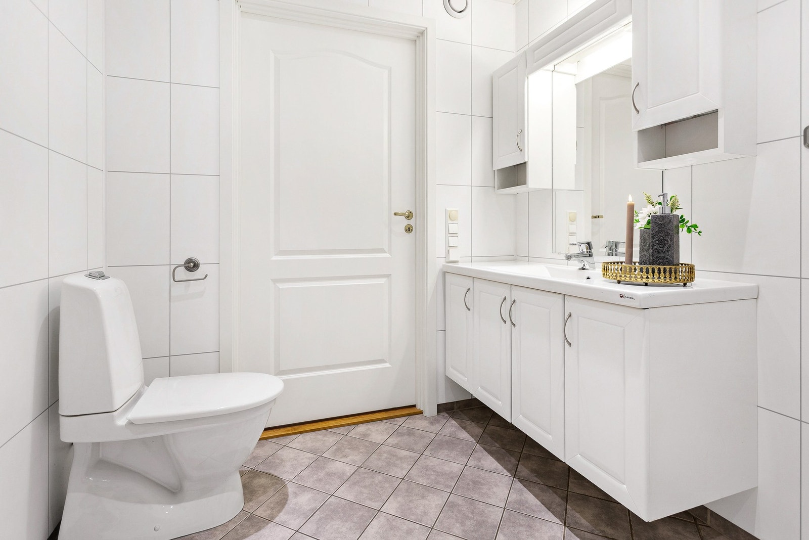 Badet er utstyrt med servantskap, toalett, dusjkabinett og opplegg for vaskemaskin Galleribilde