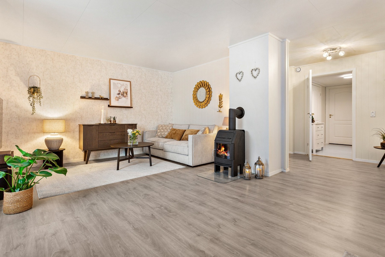 Det er oppvarming fra varmepumpe (2010), vedfyring og elektrisitet. Varmekabler i gulv på stue, kjøkken, yttergang og bad. Galleribilde