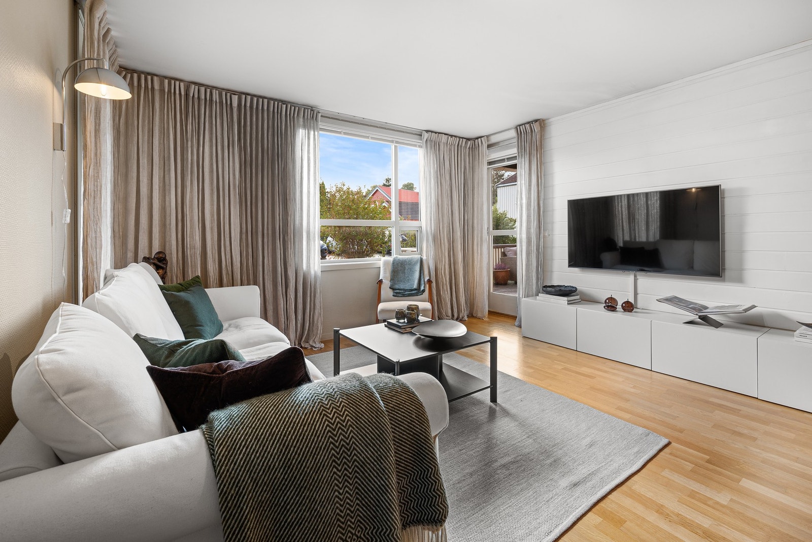 Fra stuen har man utgang til en solrik veranda på hele 15,4m². Galleribilde