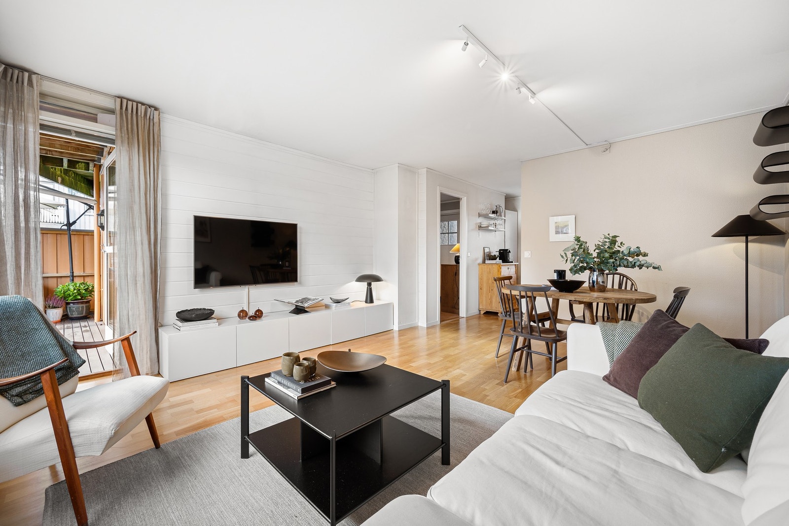 Delvis åpen stue-/kjøkkenløsning på ca. 31,2m² med ypperlige møbleringsmuligheter. Galleribilde