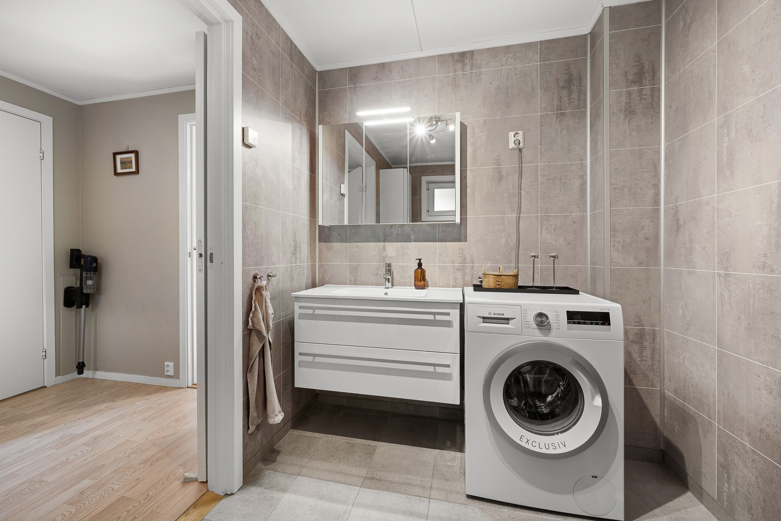 Badet ble oppusset i 2019. Avretting av gulv og påføring av ny membran ble utført av faglært murer, og nytt sluk ble installert av autorisert rørlegger. Veggene ble kledd med baderomsplater av faglært tømrer. Arbeidet ble organisert som dugnad med fagkynd Galleribilde