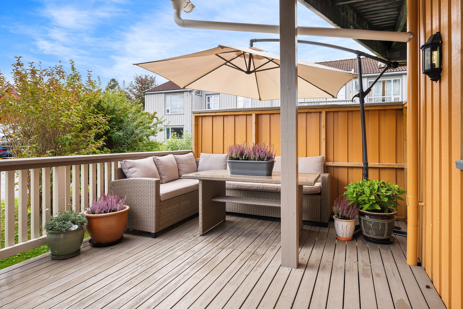 Her har man god plass til ønsket utemøblement. Galleribilde