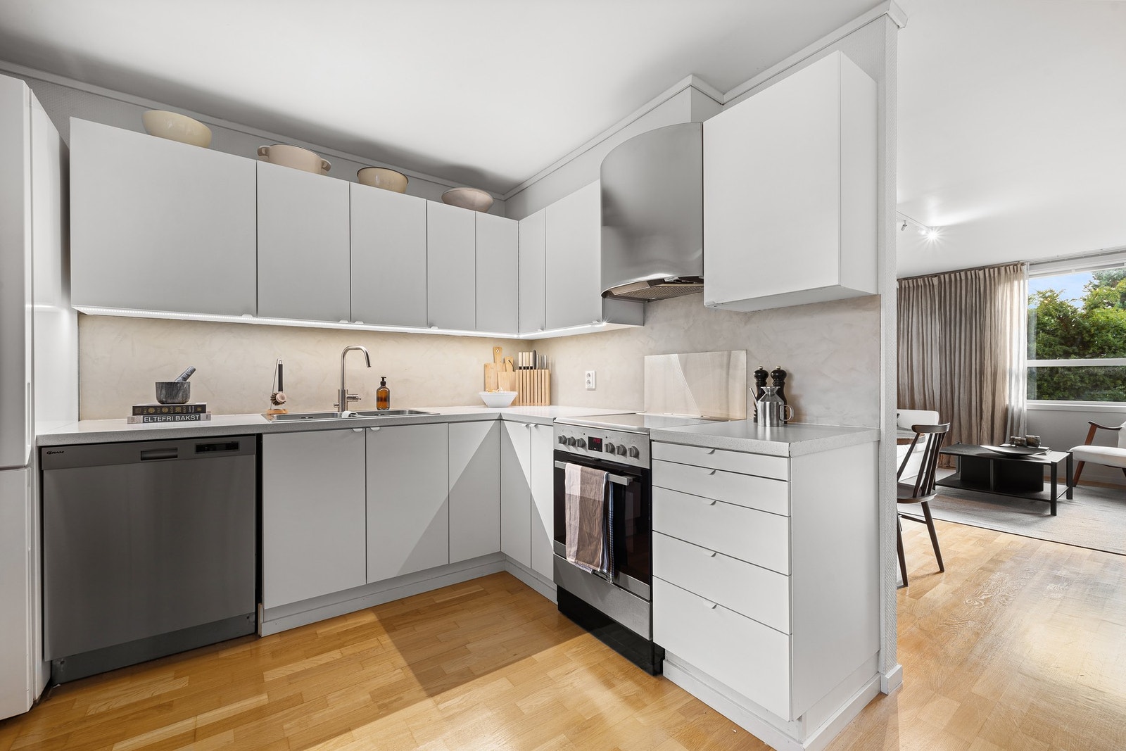 Lyst og pent kjøkken med mye skap- og benkeplass. Galleribilde