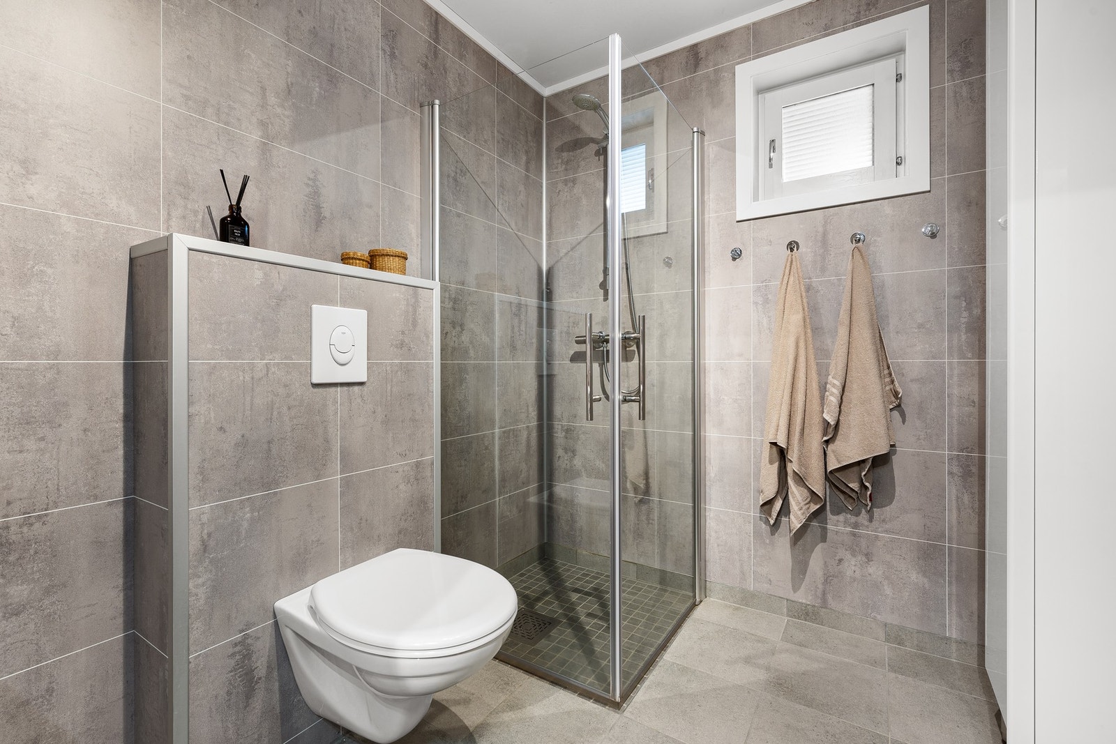 Her har man bl.a vegghengt toalett, varmekabler i gulv, dusjhjørne med 2 stk. glassdører, servant med underskap og speilskap. Galleribilde