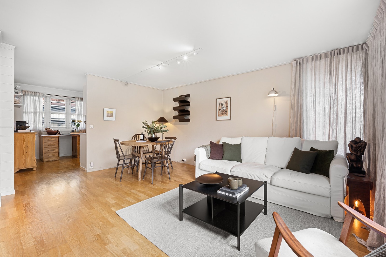 På stuen er det god plass til flere sittegrupper, stue- spise- og TV-bord. Galleribilde