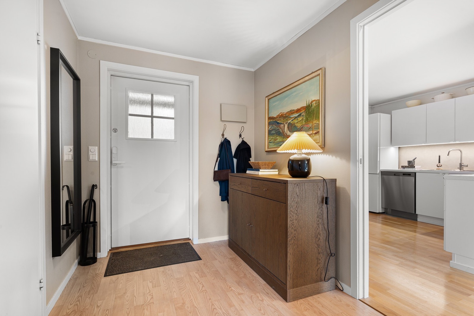Innbydende entré med god plass til å henge fra seg klær og utstyr. Galleribilde