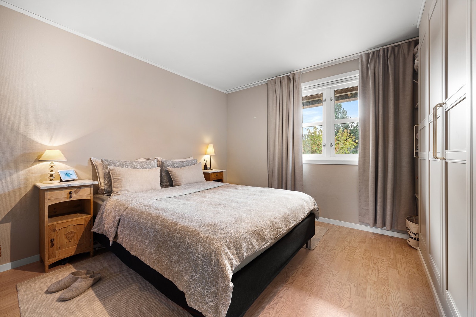 Her har man god plass til ønsket soveromsmøblement. Galleribilde