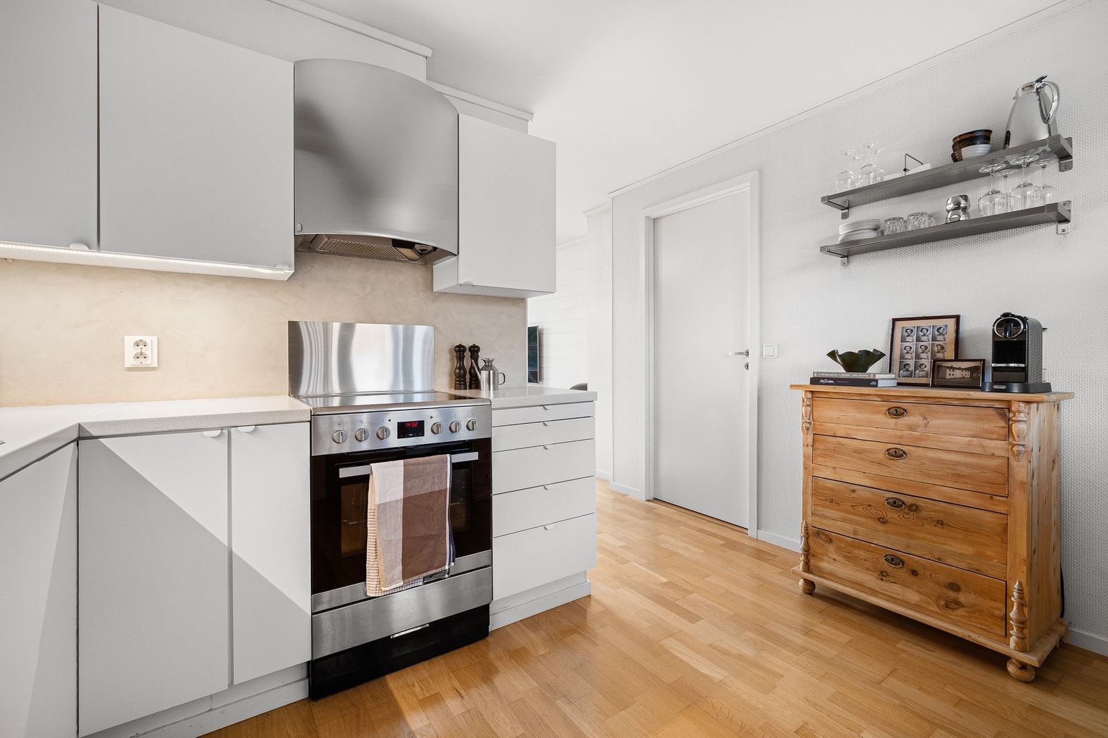 Benkeplate, kjøkkenkum og kjøkkenkran ble byttet i 2021 Galleribilde