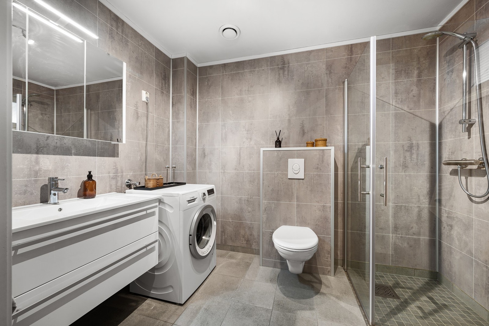 Lyst og stilrent bad på 4,7m² med alt man trenger. Galleribilde