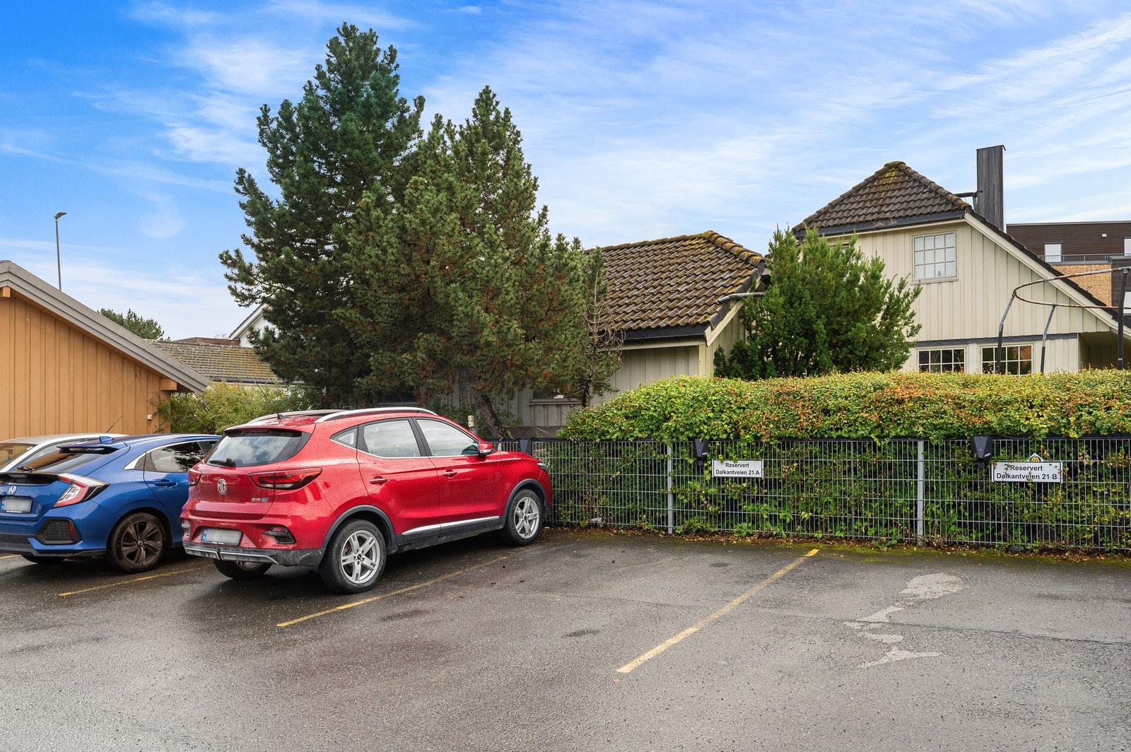 Leiligheten disponerer en parkeringsplass på sameiets tomt. Galleribilde